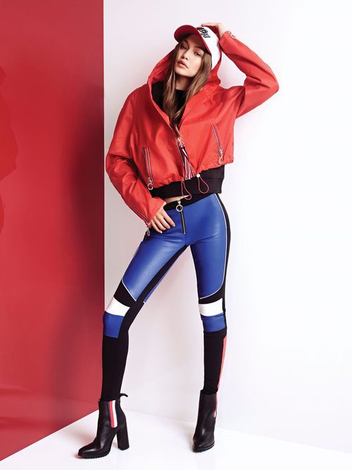 Gigi Hadid posa con unos pantalones de cuero azules para la colección de TommyXGigi Primavera 2018