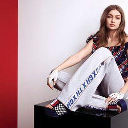 Gigi Hadid posa con unos pantalones de chándal grises para la colección de TommyXGigi Primavera 2018