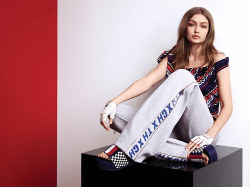 Gigi Hadid posa con unos pantalones de chándal grises para la colección de TommyXGigi Primavera 2018