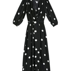 Vestido vaporoso negro con lunares blancos de la colección Beachwear SS18 de Oysho