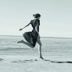 Vestido negro vaporoso  de la colección Beachwear SS18 de Oysho