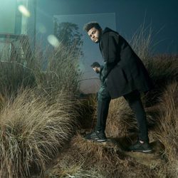 The Weeknd posando con las nuevas zapatillas Ignite Limitless de Puma