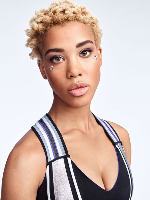Top negro con detalles geométricos de la colección Athleisure primavera/verano 2018 de Swarovski
