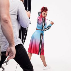 Chándal-falda multicolor de la colección Athleisure primavera/verano 2018 de Swarovski