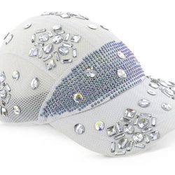 Gorra blanca con brillantes incrustados de la colección Athleisure primavera/verano 2018 de Swarovski