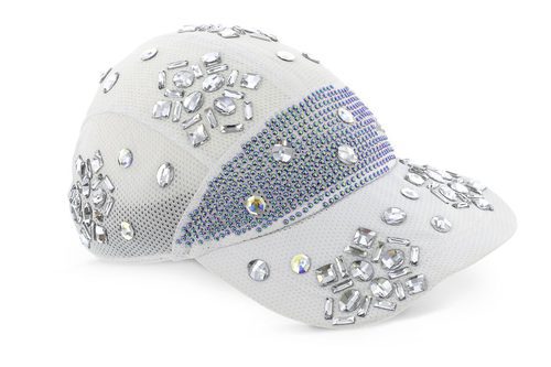 Gorra blanca con brillantes incrustados de la colección Athleisure primavera/verano 2018 de Swarovski