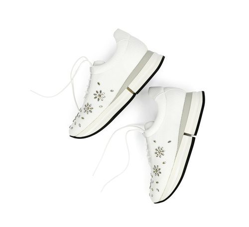 Zapatillas de deporte blancas con brillantes de la colección Athleisure primavera/verano 2018 de Swarovski