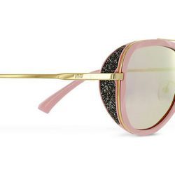 Gafas grandes rosas con brillantes negros de la colección Athleisure primavera/verano 2018 de Swarovski