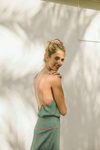 Vestido Intropia verde con los tirantes naranjas colección Primavera/Verano 2018