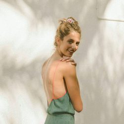 Vestido Intropia verde con los tirantes naranjas colección Primavera/Verano 2018