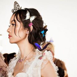 Collar de cristales brillantes dorados y rosas de la colección Swarovski primavera/verano 2018