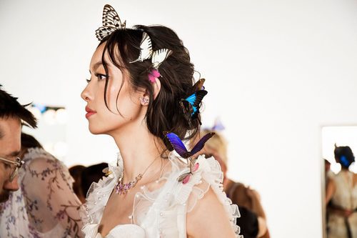 Collar de cristales brillantes dorados y rosas de la colección Swarovski primavera/verano 2018