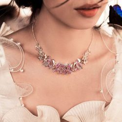 Gargantilla dorada con mariposas rosadas y doradas de la colección Swarovski primavera/verano 2018