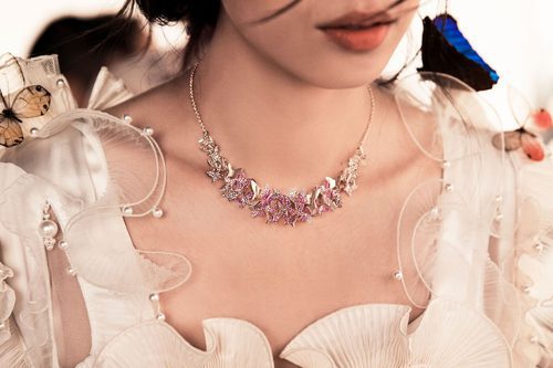 Gargantilla dorada con mariposas rosadas y doradas de la colección Swarovski primavera/verano 2018