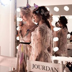 Gargantillas y pendientes dorados de la colección Swarovski primavera/verano 2018