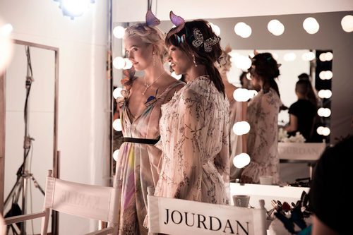 Gargantillas y pendientes dorados de la colección Swarovski primavera/verano 2018