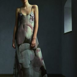 Camisón con estampados abstractos grises de la colección de Oysho primavera/verano 2018