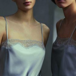 Camiseta lencera con encaje azul  de la colección de Oysho primavera/verano 2018