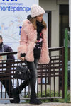 Paula Echevarría viste un look negro con un abrigo rosa este invierno 2018