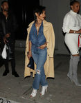 Jada Pinkett pasea por los Ángeles con un total look tejano y gabardina beige