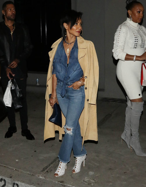 Jada Pinkett pasea por los Ángeles con un total look tejano y gabardina beige