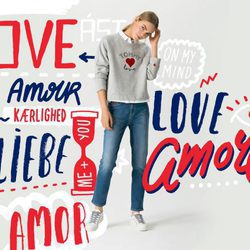 Sudadera gris con letras y un corazón estampados de la colección TommyXLove para San Valentín de Tommy Hilfiger