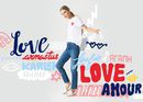 Camiseta blanca y jeans marinos con corazones de la colección TommyXLove para San Valentín de Tommy Hilfiger