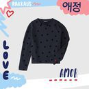 Sudadera negra con estampado de corazones all-over de la colección TommyXLove para San Valentín de Tommy Hilfiger