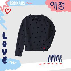 Sudadera negra con estampado de corazones all-over de la colección TommyXLove para San Valentín de Tommy Hilfiger