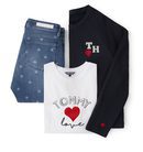 Sudadera negra, camiseta blanca y jeans con corazones estampados de la colección TommyXLove para San Valentín de Tommy Hilfiger