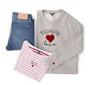 Sudadera gris, camiseta a rayas y jeans de la colección TommyXLove para San Valentín de Tommy Hilfiger