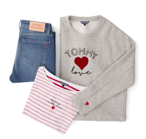 Sudadera gris, camiseta a rayas y jeans de la colección TommyXLove para San Valentín de Tommy Hilfiger