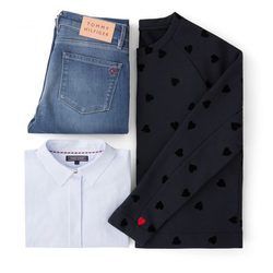 Sudadera negra con corazones, camisa oxford y jeans de la colección TommyXLove para San Valentín de Tommy Hilfiger