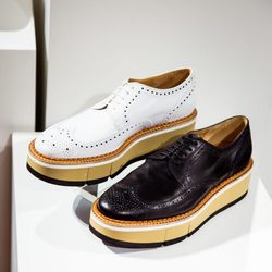 Dos modelos de mocasines blanco y negro de Clergerie hombre para la temporada FW18
