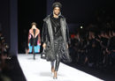 Chaqueta oversize de pelo negro de la colección de Tom Ford otoño 2018 en Nueva York Fashion Week