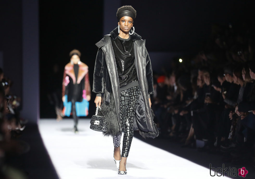 Chaqueta oversize de pelo negro de la colección de Tom Ford otoño 2018 en Nueva York Fashion Week