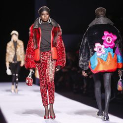 Chaqueta pantalón con animal print rojo de la colección de Tom Ford otoño 2018 en Nueva York Fashion Week