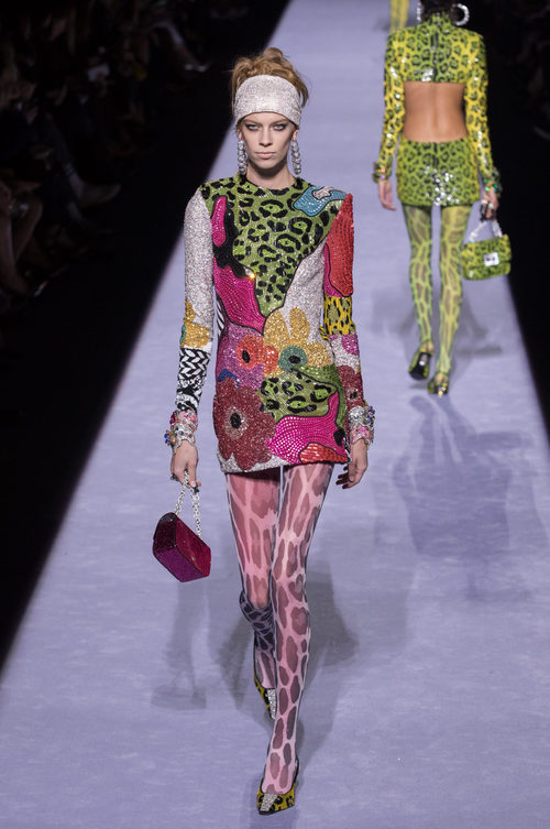 Mini vestido con estampados y lentejuelas de la colección de Tom Ford otoño 2018 en Nueva York Fashion Week