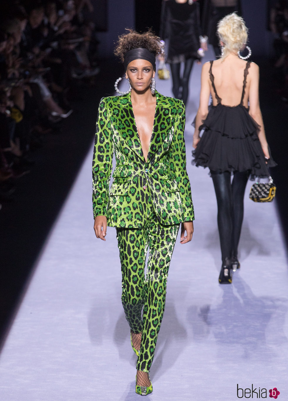 Chaqueta pantalón con animal print verde de la colección de Tom Ford otoño 2018 en Nueva York Fashion Week