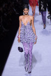 Mini vestido de volantes con animal print lila de la colección de Tom Ford otoño 2018 en Nueva York Fashion Week