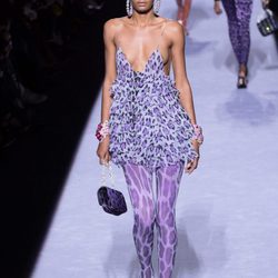 Mini vestido de volantes con animal print lila de la colección de Tom Ford otoño 2018 en Nueva York Fashion Week