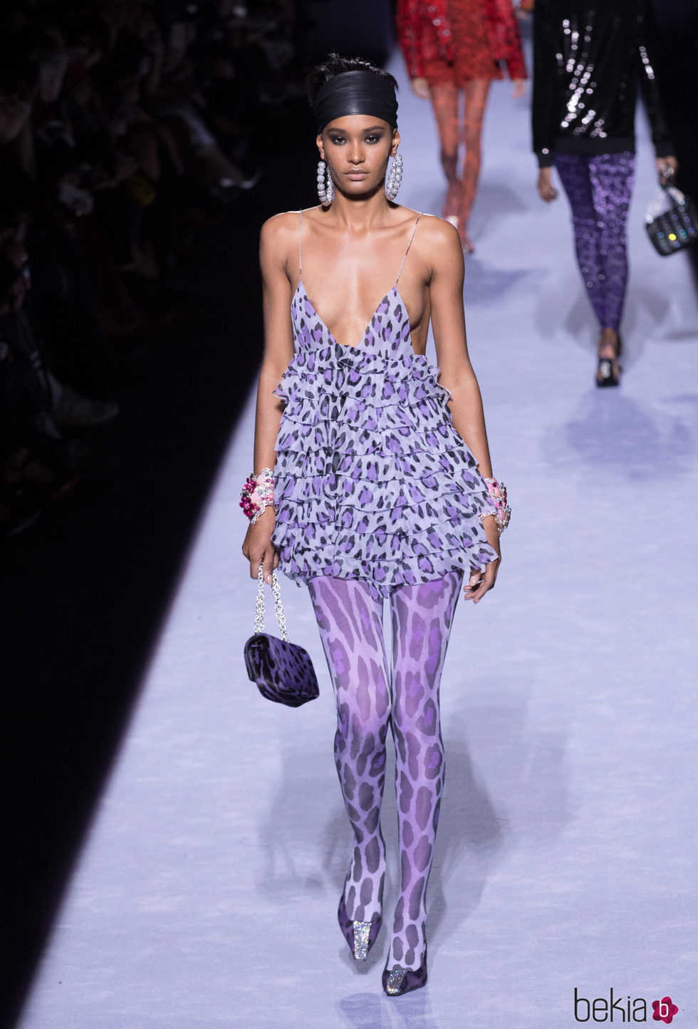 Mini vestido de volantes con animal print lila de la colección de Tom Ford otoño 2018 en Nueva York Fashion Week