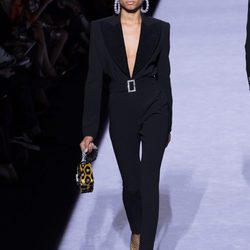 Traje pantalón negro de la colección de Tom Ford otoño 2018 en Nueva York Fashion Week
