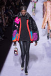 Chaqueta oversize negra con estampados de la colección de Tom Ford otoño 2018 en Nueva York Fashion Week