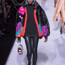 Chaqueta oversize negra con estampados de la colección de Tom Ford otoño 2018 en Nueva York Fashion Week