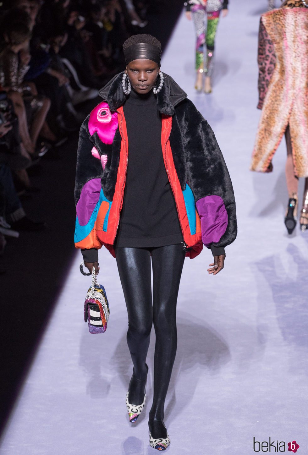 Chaqueta oversize negra con estampados de la colección de Tom Ford otoño 2018 en Nueva York Fashion Week