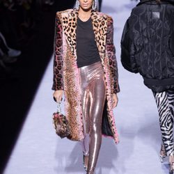 Chaqueta oversize con estampados rosa de la colección de Tom Ford otoño 2018 en Nueva York Fashion Week