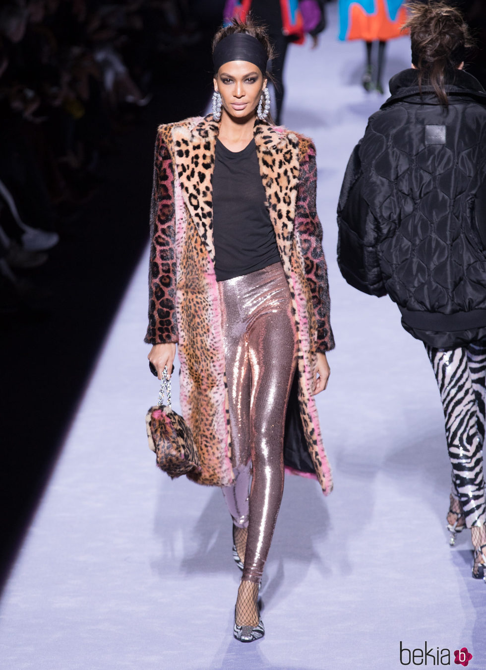 Chaqueta oversize con estampados rosa de la colección de Tom Ford otoño 2018 en Nueva York Fashion Week