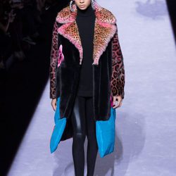 Chaqueta oversize negra con animal print de la colección de Tom Ford otoño 2018 en Nueva York Fashion Week
