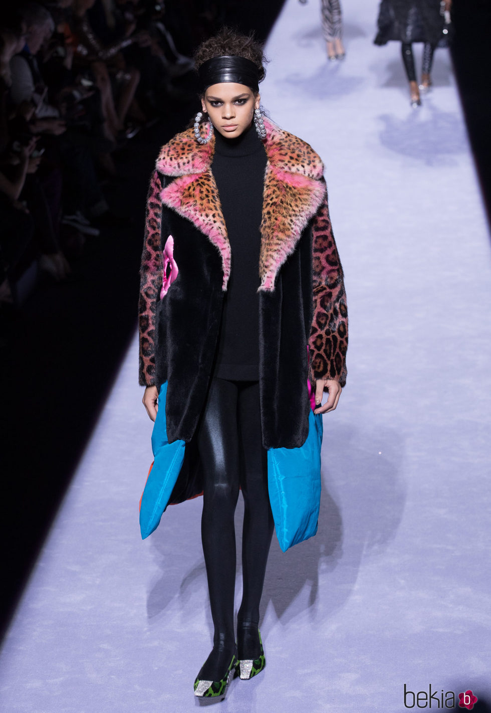 Chaqueta oversize negra con animal print de la colección de Tom Ford otoño 2018 en Nueva York Fashion Week